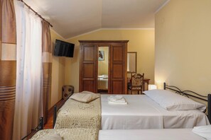 4 bedrooms, laptop workspace, iron/ironing board, free WiFi