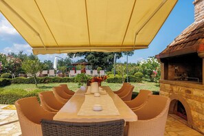 تناول الطعام بالخارج