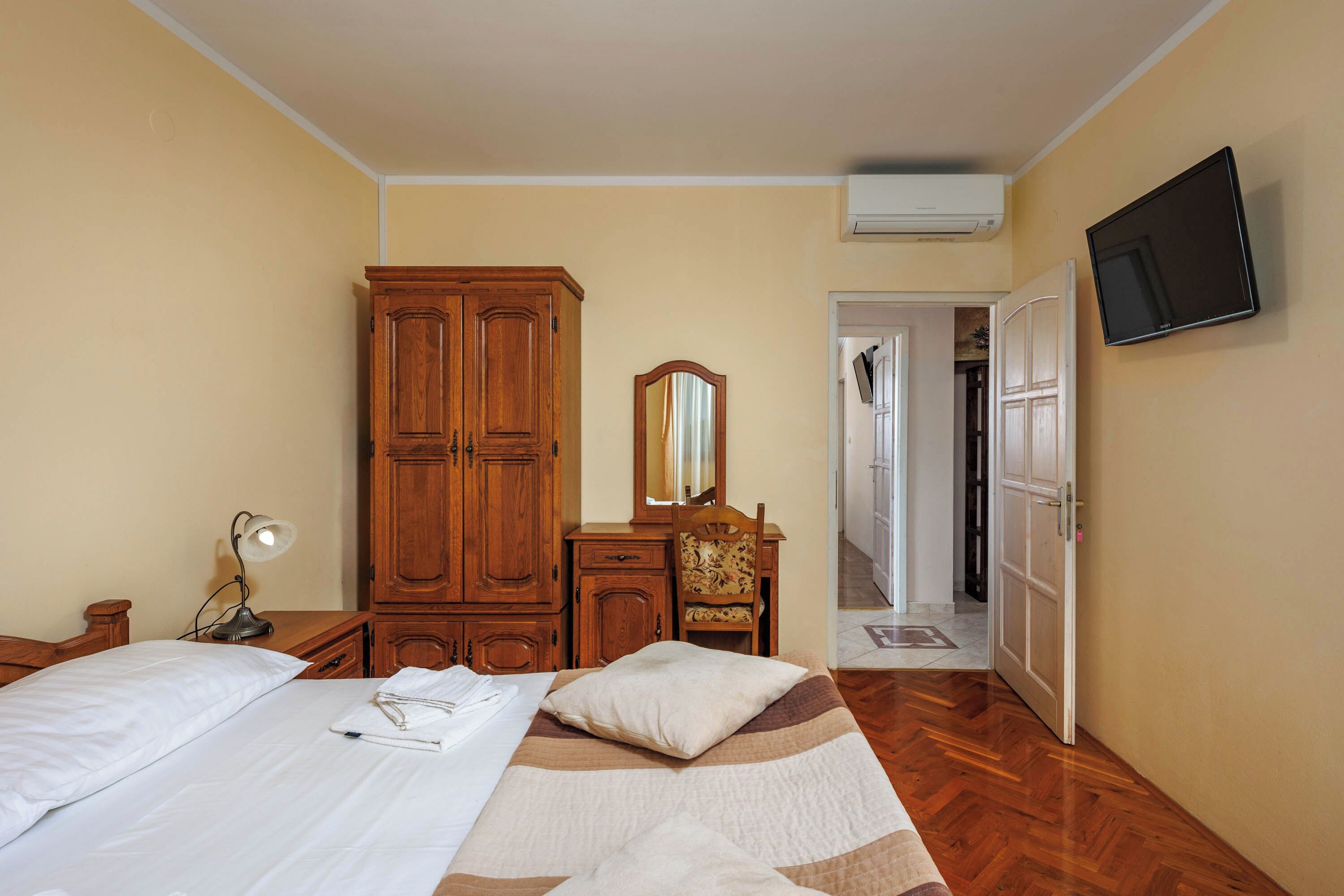 4 عدّة غرف نوم ومساحة عمل للكمبيوتر المحمول ومكواة/لوح كي