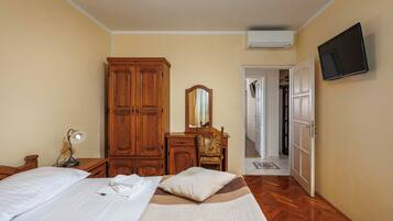 4 soverom, skrivebord for bærbar PC og strykejern/-brett