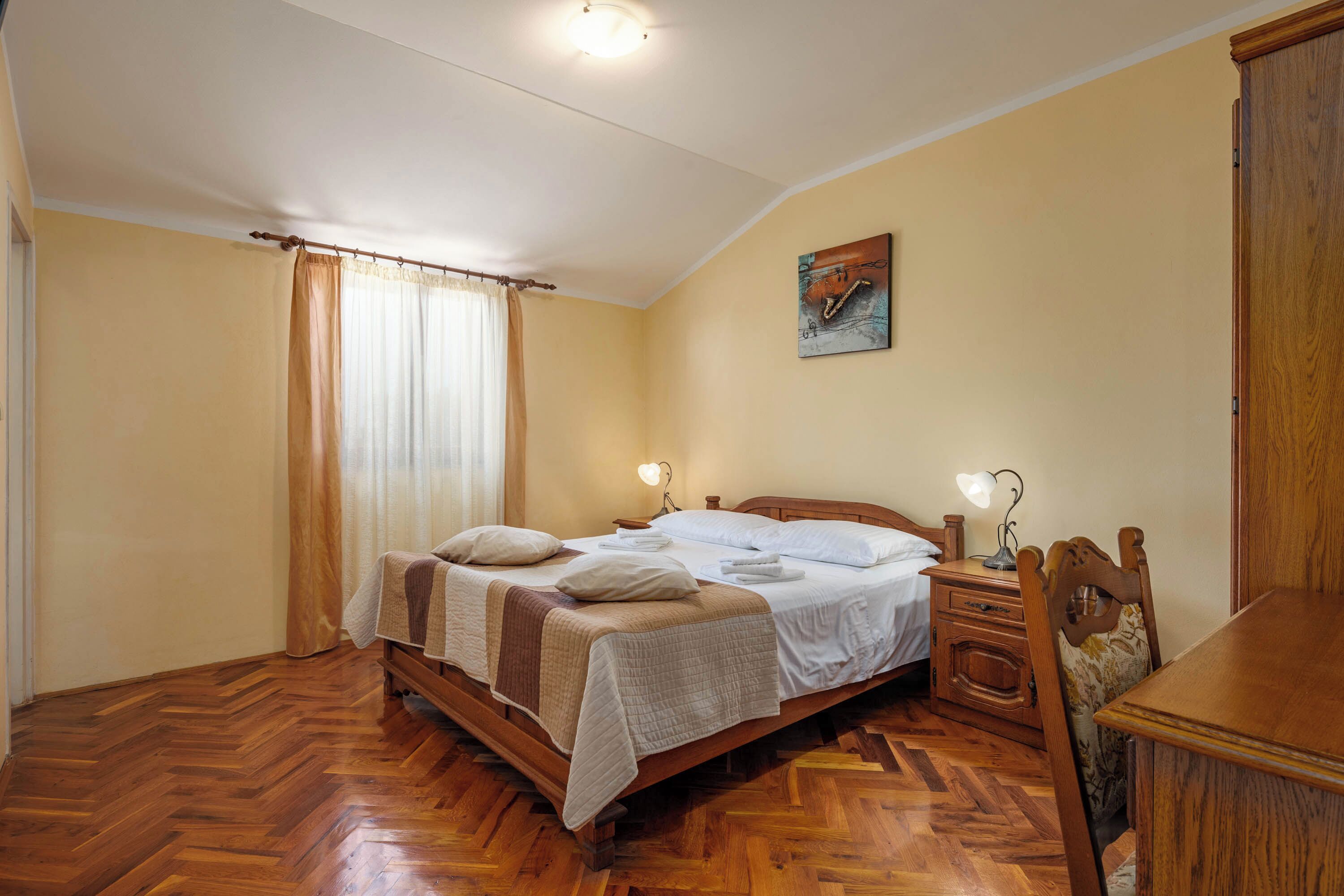 4 عدّة غرف نوم ومساحة عمل للكمبيوتر المحمول ومكواة/لوح كي