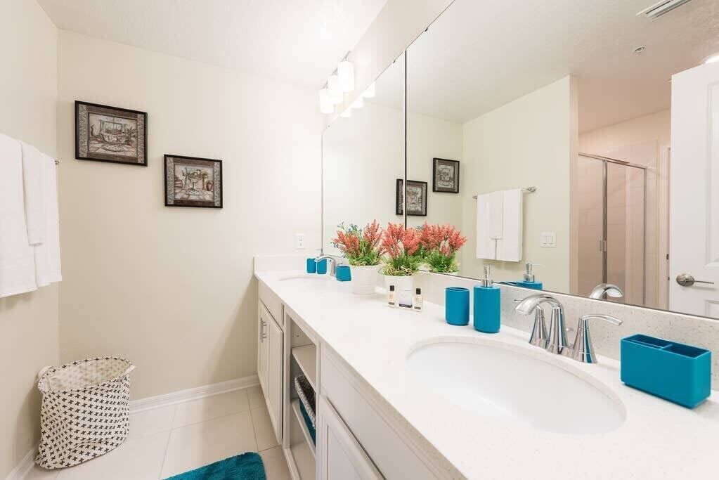 Bathtub, hair dryer, towels
