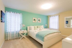 5 bedrooms, iron/ironing board, travel crib, WiFi - Spacious 5BR, Private Pool, Beautiful Decor (Davenport)