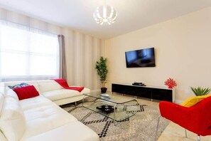 TV, offices - Spacious 5BR, Private Pool, Beautiful Decor (Davenport)