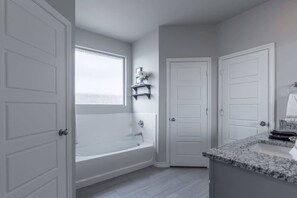 Douche, sèche-cheveux, serviettes fournies