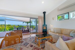 Smart TV, chimenea, tenis de mesa y libros 