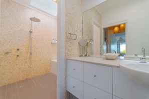 Ensemble douche/baignoire, sĂšche-cheveux, serviettes fournies