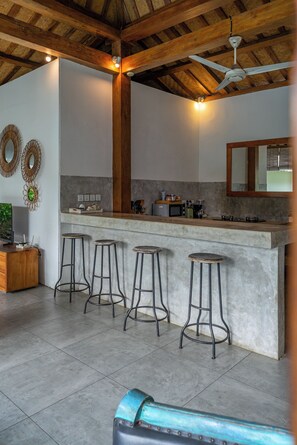 Luxury Villa | Private kitchen | Fridge, microwave, stovetop, electric kettle - Villa Palm Tree (Seminyak)