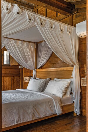 Luxury Villa | 4 bedrooms, in-room safe, desk, iron/ironing board