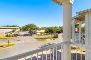 Property grounds - Sandy Feet Retreat|Heart of Destin|Community Pool (Destin)