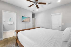 2 bedrooms, iron/ironing board, WiFi, bed sheets - Sandy Feet Retreat|Heart of Destin|Community Pool (Destin)