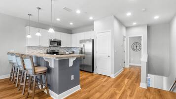 Réfrigérateur, micro-ondes, plaque de cuisson, lave-vaisselle