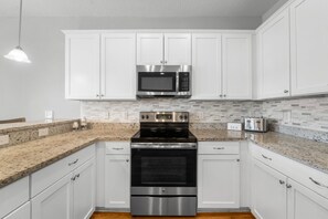 Fridge, microwave, stovetop, dishwasher - Sandy Feet Retreat|Heart of Destin|Community Pool (Destin)