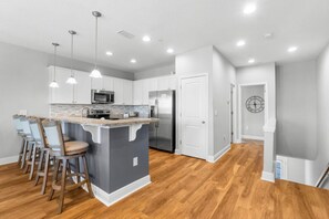 Kühlschrank, Mikrowelle, Herdplatte, Geschirrspüler