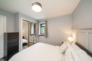 1 habitación, escritorio, tabla de planchar con plancha y cuna de viaje