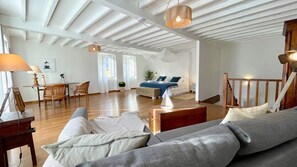 Fernseher, Bücher, Arbeitsbereiche