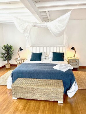 1 quarto, escrivaninha, ferros/tábuas de passar roupa, berço de viagem