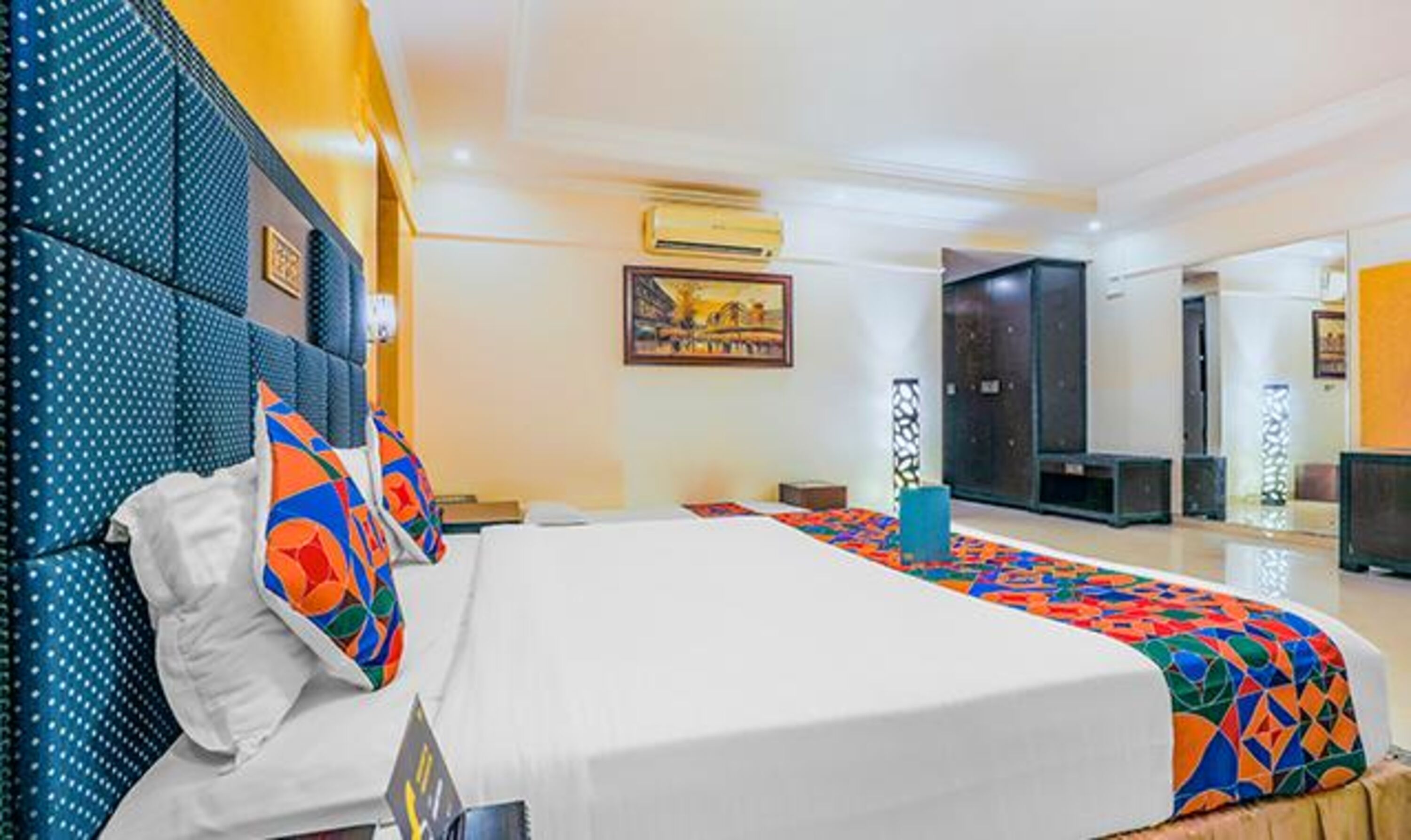 Egyptian cotton sheets, premium bedding, in-room safe, free WiFi