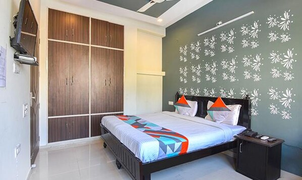 Egyptian cotton sheets, premium bedding, in-room safe, free WiFi - Fabexpress Bzoy Inn (Dehradun)