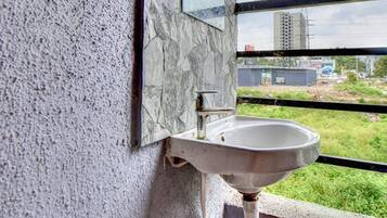 Shower, rainfall showerhead, free toiletries, towels