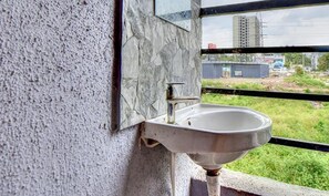 Shower, rainfall showerhead, free toiletries, towels - Fabexpress Rising Shelters (Paud)