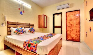 Egyptian cotton sheets, premium bedding, in-room safe, free WiFi - Fabexpress Rising Shelters (Paud)