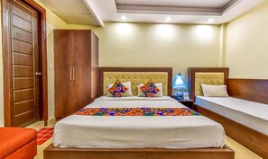 Egyptian cotton sheets, premium bedding, in-room safe, free WiFi - Fabhotel Sr Residency (Dehradun)