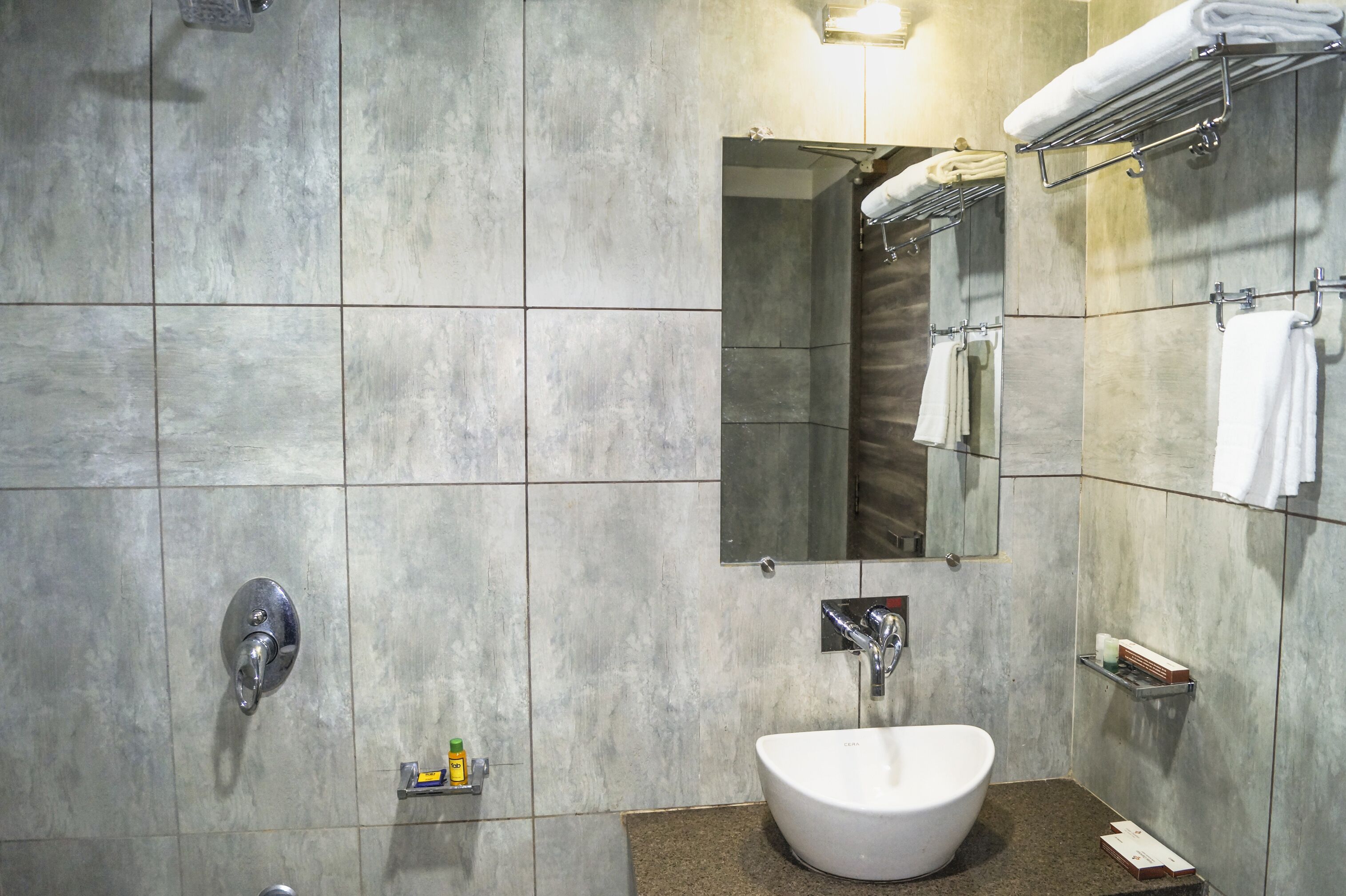 Douche, douche à « effet pluie », articles de toilette gratuits