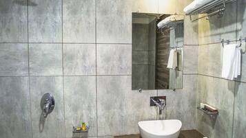 Douche, douche à « effet pluie », articles de toilette gratuits