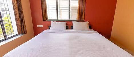 Egyptian cotton sheets, premium bedding, in-room safe, free WiFi