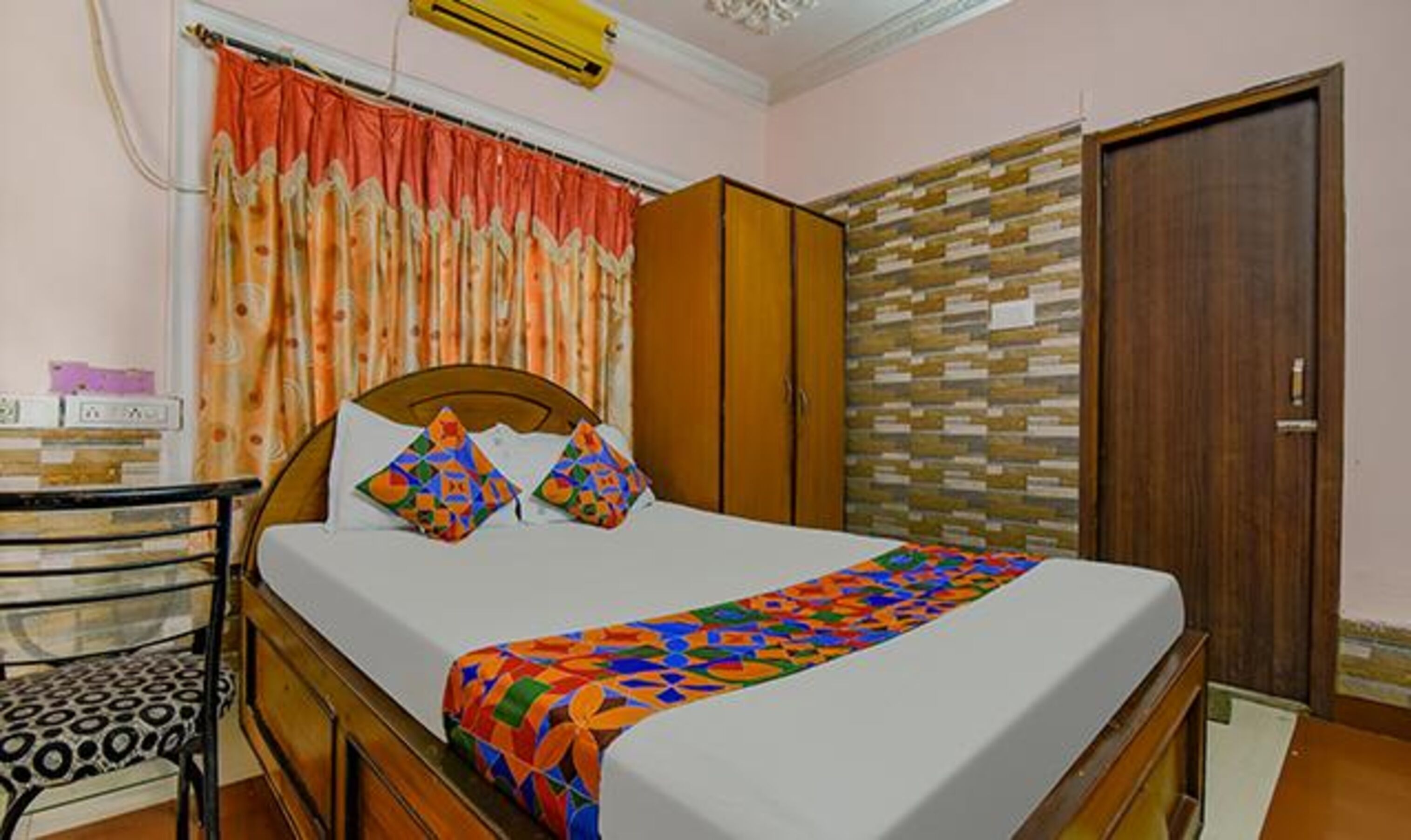 Egyptian cotton sheets, premium bedding, in-room safe