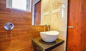 Shower, rainfall showerhead, free toiletries, towels