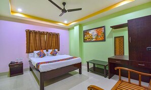 Egyptian cotton sheets, premium bedding, in-room safe - Fabhotel Kakati (Guwahati)
