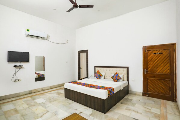 Egyptian cotton sheets, premium bedding, in-room safe, free WiFi - Fabexpress Prashansa Palace (Varanasi)