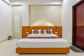 Egyptian cotton sheets, premium bedding, in-room safe, soundproofing - Fabhotel Alexa (Jaipur)