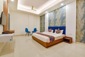 Premium Room | Egyptian cotton sheets, premium bedding, in-room safe, soundproofing - Fabhotel Alexa (Jaipur)