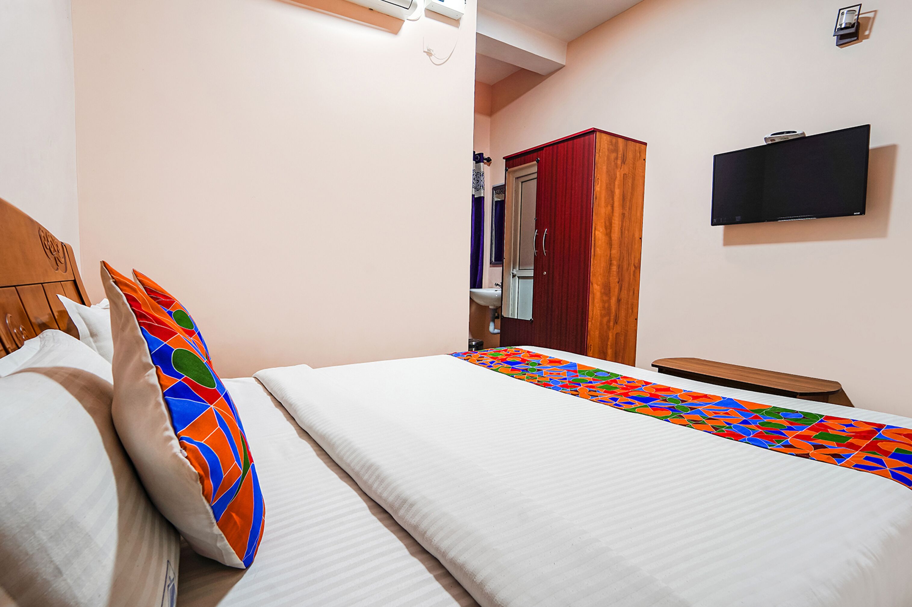 egyptian cotton sheets, premium bedding, in-room safe, soundproofing