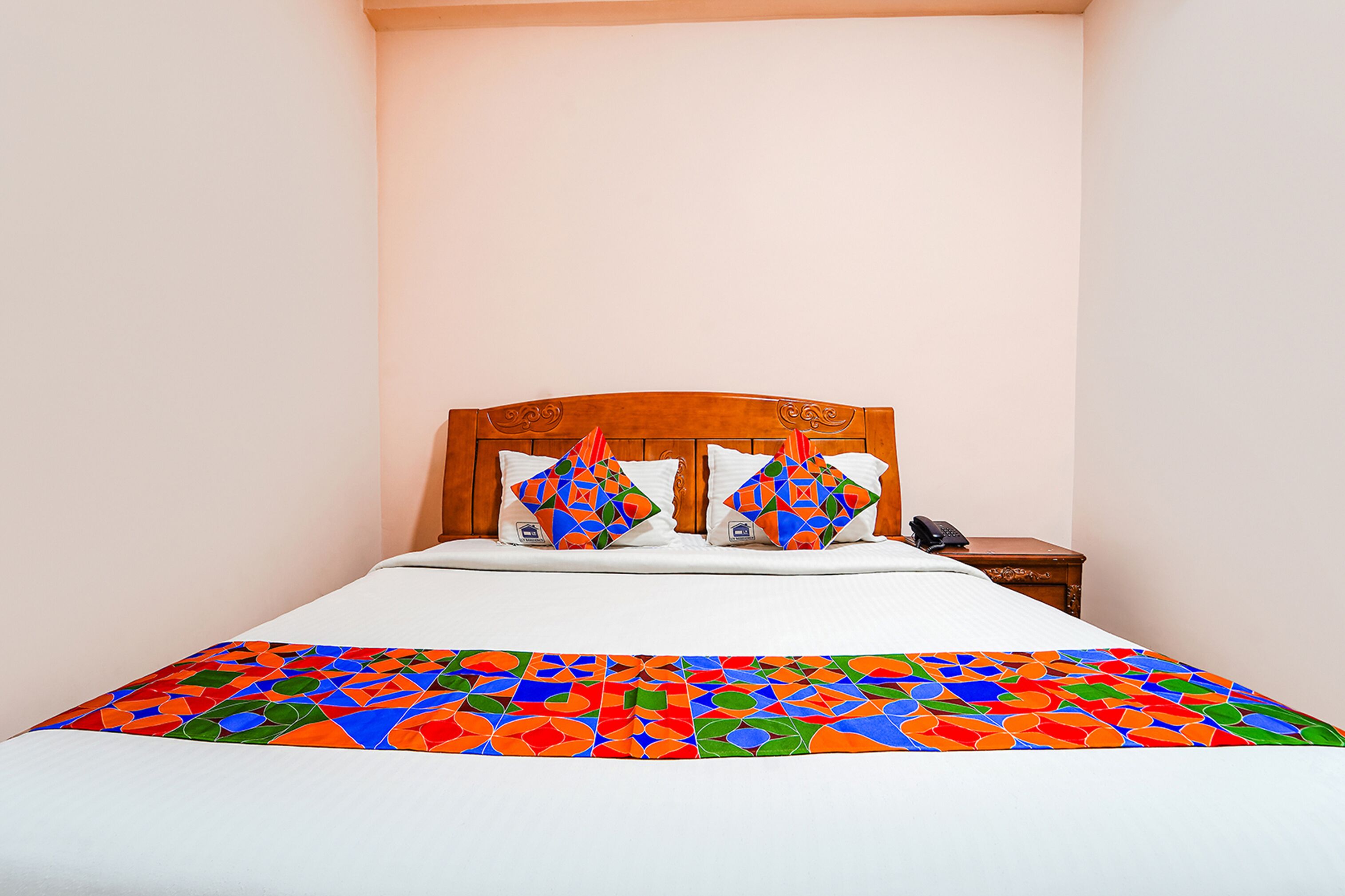 deluxe room | egyptian cotton sheets, premium bedding, in-room safe, soundproofing