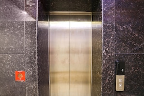 Elevator - Fabhotel Aman Sara (Lucknow)