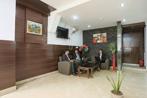 Lobby sitting area - Fabhotel All In One (New Delhi)