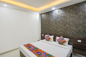 Deluxe Room | Egyptian cotton sheets, premium bedding, in-room safe, soundproofing