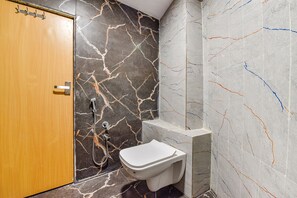 Dusch, regndusch, gratis toalettartiklar och handdukar