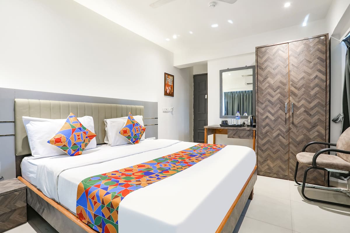 Deluxe Double or Twin Room | Egyptian cotton sheets, premium bedding, in-room safe, desk