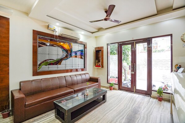 Lobby sitting area - Fabhotel Cloud 9 Shopprix Mall (Ghaziabad)