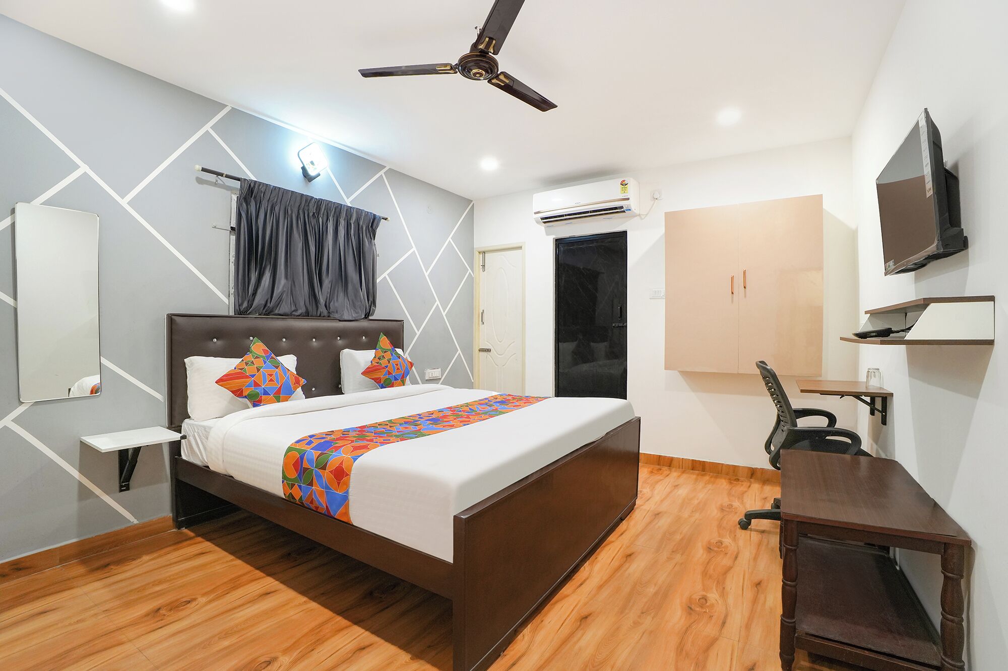Egyptian cotton sheets, premium bedding, in-room safe, free WiFi