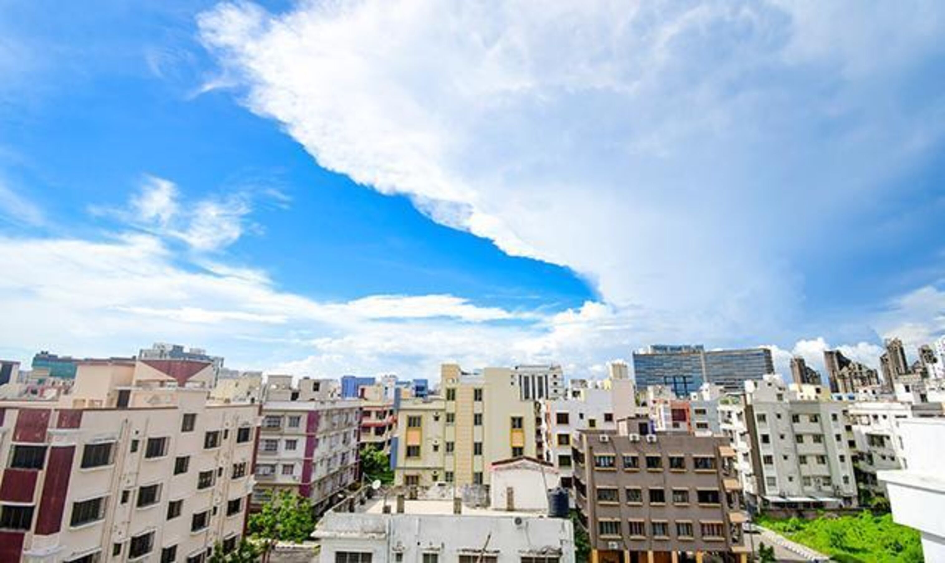 Un paisaje urbano con edificios de varios pisos, algunos con balcones y ventanas visibles.