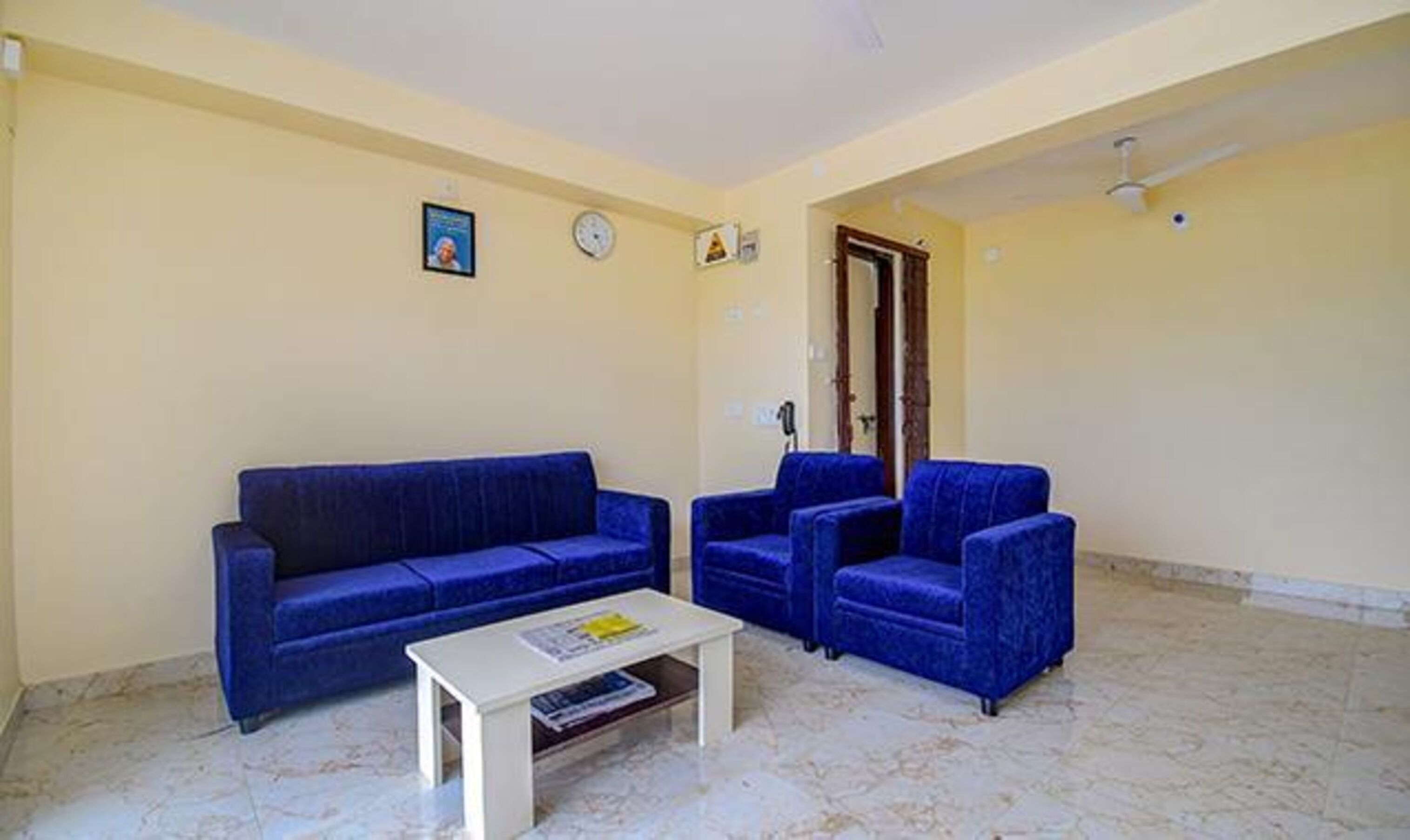A living room with a sofa set and a coffee table.