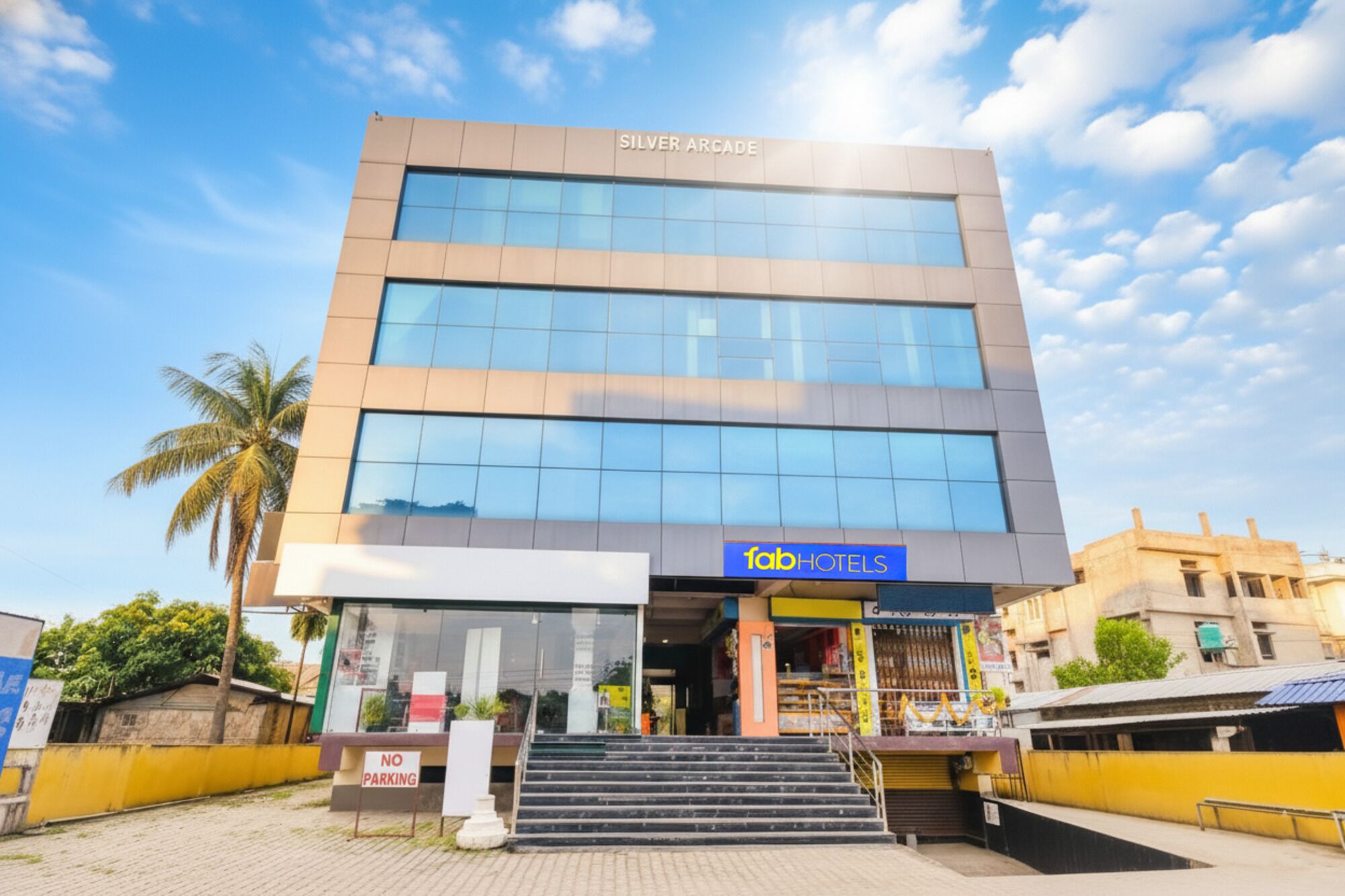 Un edificio moderno con un letrero que indica 'Silver Arcade' y 'Fab Hotels'.