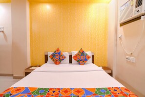 Egyptian cotton sheets, premium bedding, in-room safe, free WiFi - Fabhotel Comfort N Cozy (Barasat)