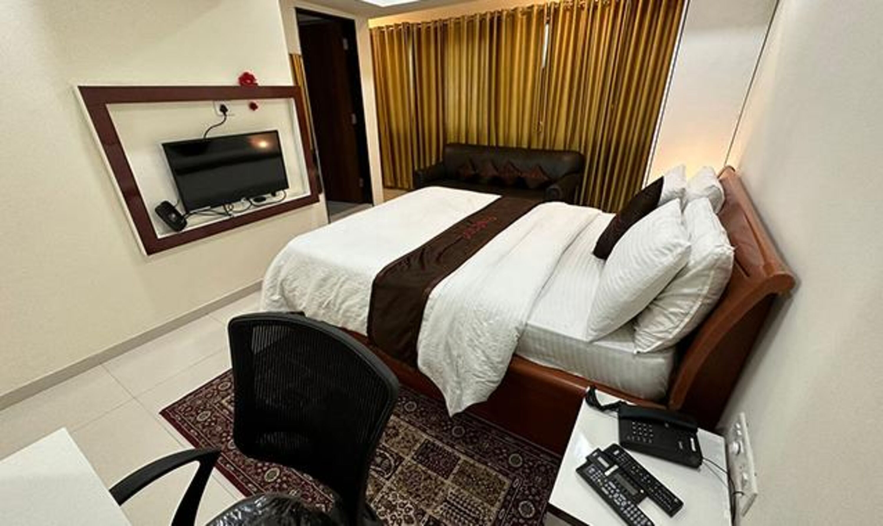 Egyptian cotton sheets, premium bedding, in-room safe, free WiFi
